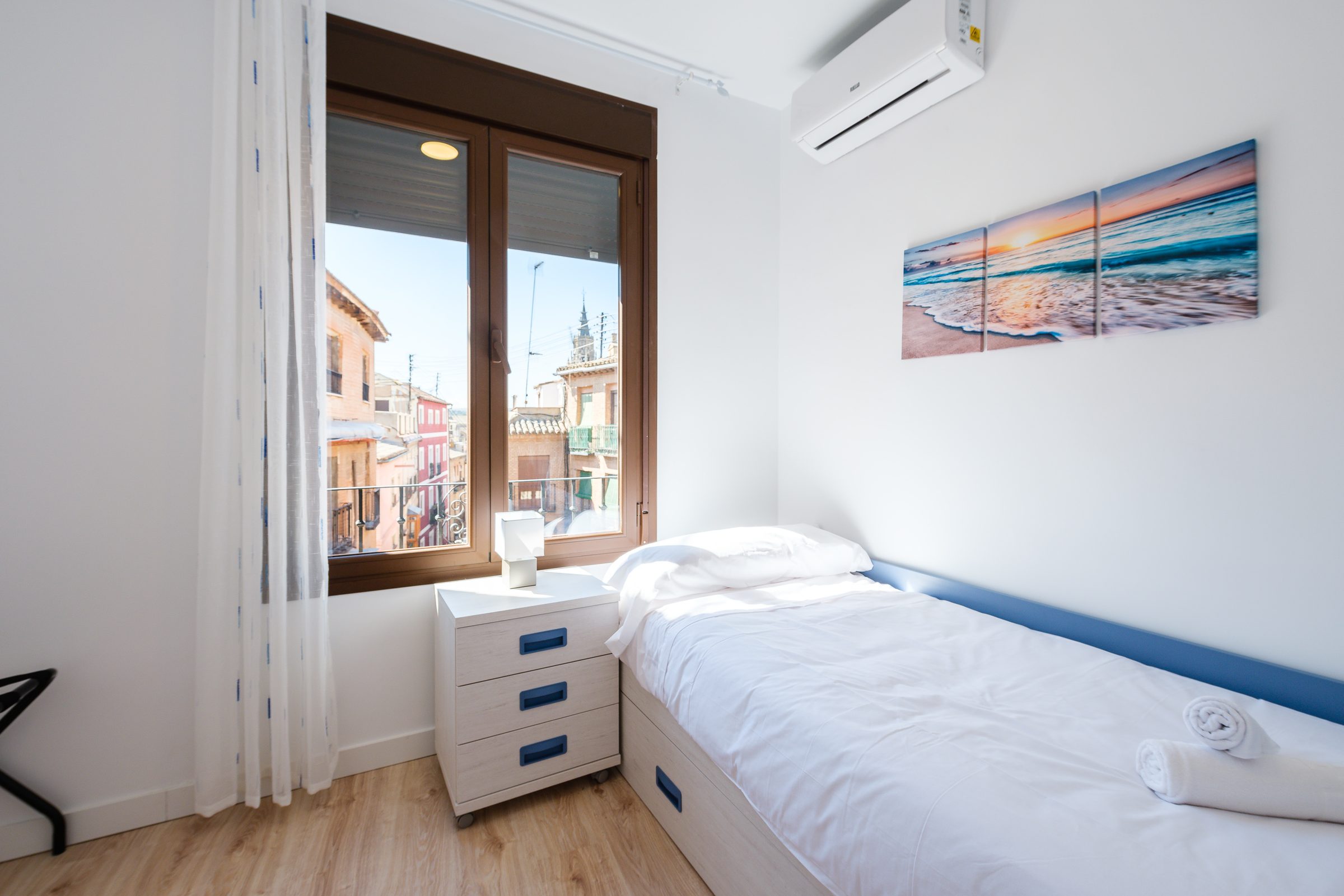 Dormitorio con vistas a los tejados del casco