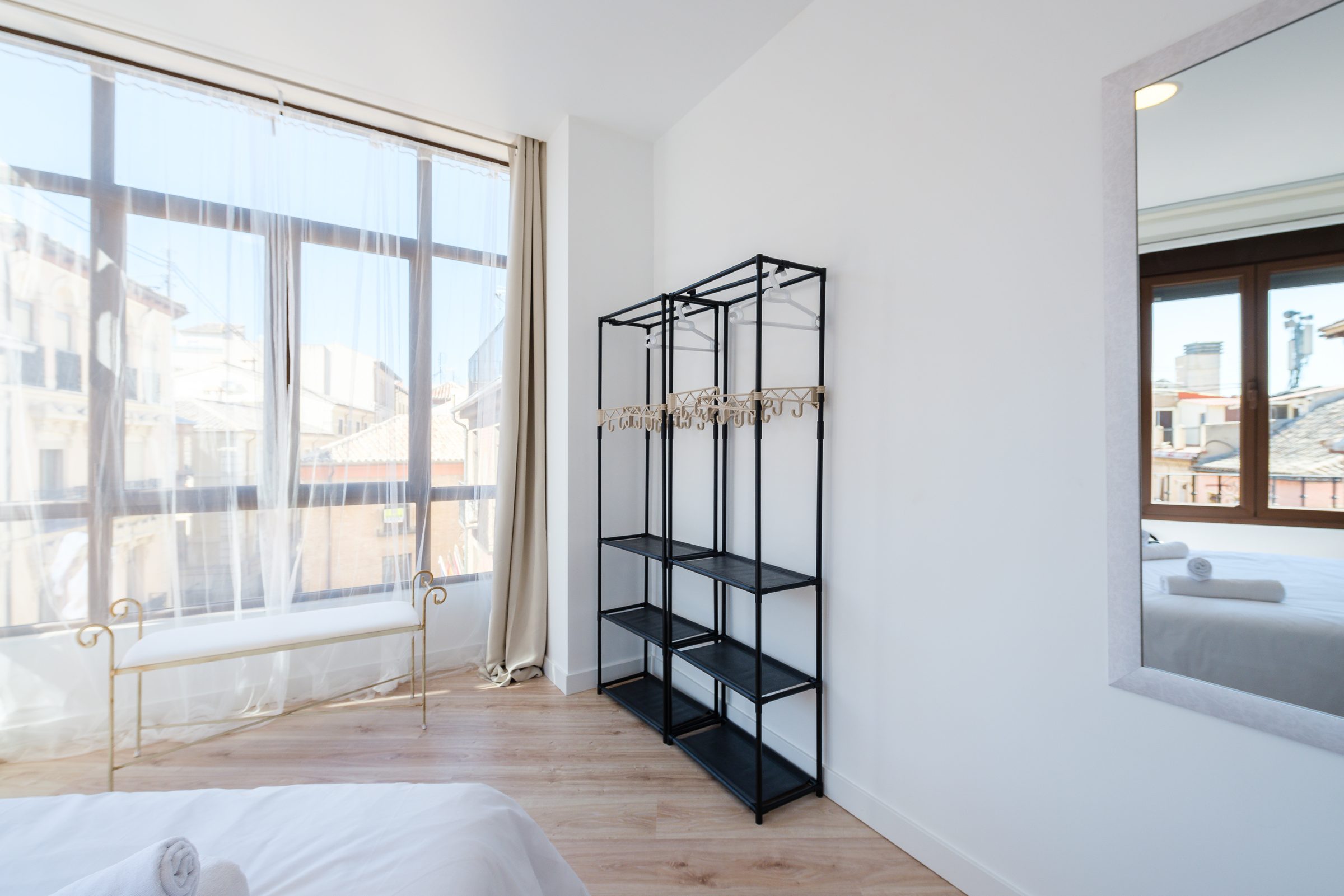 El mirador acristalado visto desde dentro del dormitorio principal